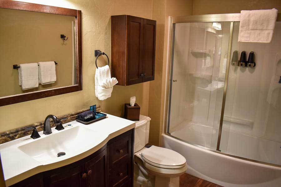 Comfort Studio Full Bathroom